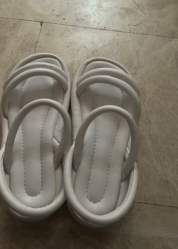 Beyaz Kadın Dolgu Topuklu Sandalet