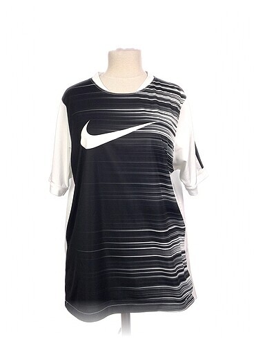 Nike T-shirt %70 İndirimli.