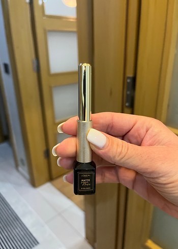 L'Oréal Mat Siyah Eyeliner Parlak Altın Kapak - Görsel 3