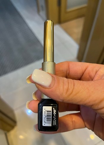 L'Oréal Mat Siyah Eyeliner Parlak Altın Kapak - Görsel 2