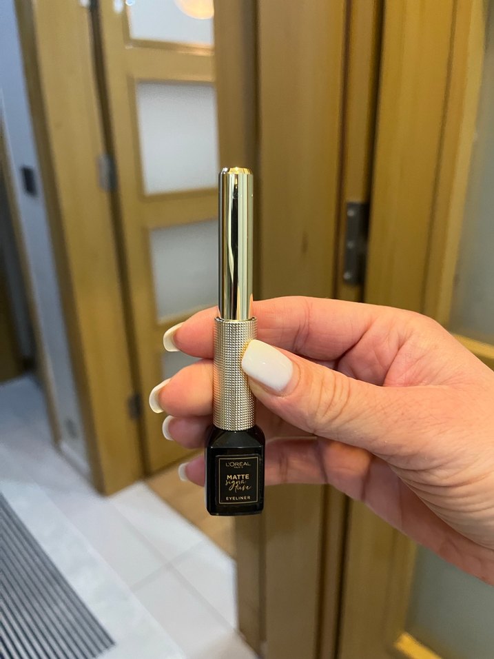 L'Oréal Mat Siyah Eyeliner Parlak Altın Kapak - Görsel 3