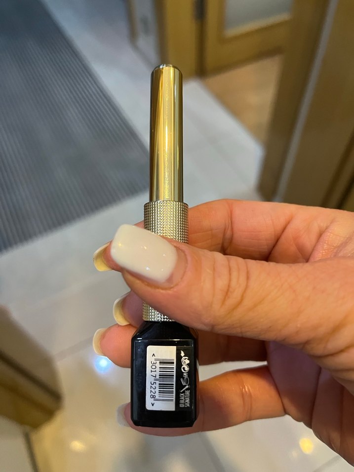 L'Oréal Mat Siyah Eyeliner Parlak Altın Kapak - Görsel 2