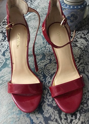 Kırmızı Parlak Yılan Derisi Desenli Topuklu Ayakkabı - Görsel 2