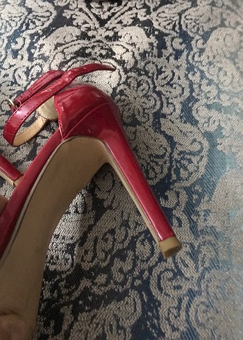 Kırmızı Parlak Yılan Derisi Desenli Topuklu Ayakkabı - Görsel 11