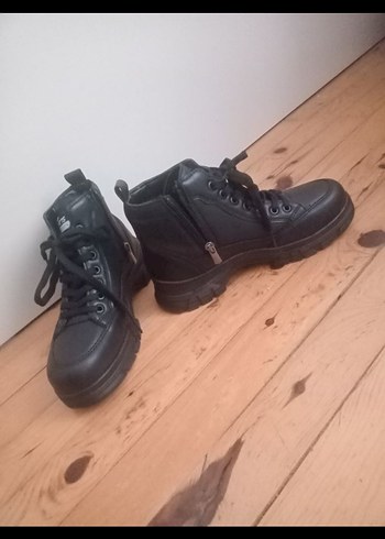 Siyah Spor Tarzı  Kadın Bot - Görsel 2