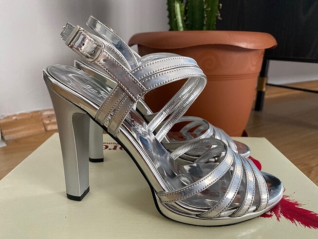 Gümüş topuklu ayakkabı - Görsel 2