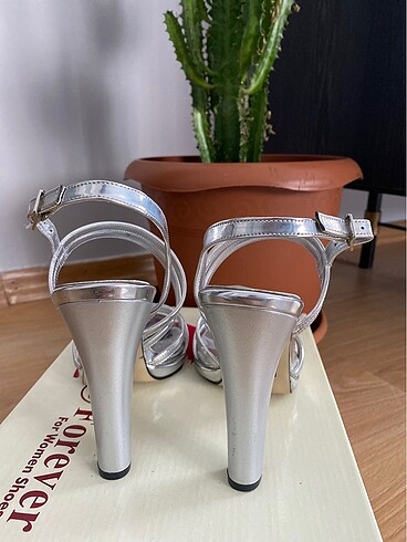 Gümüş topuklu ayakkabı - Görsel 3