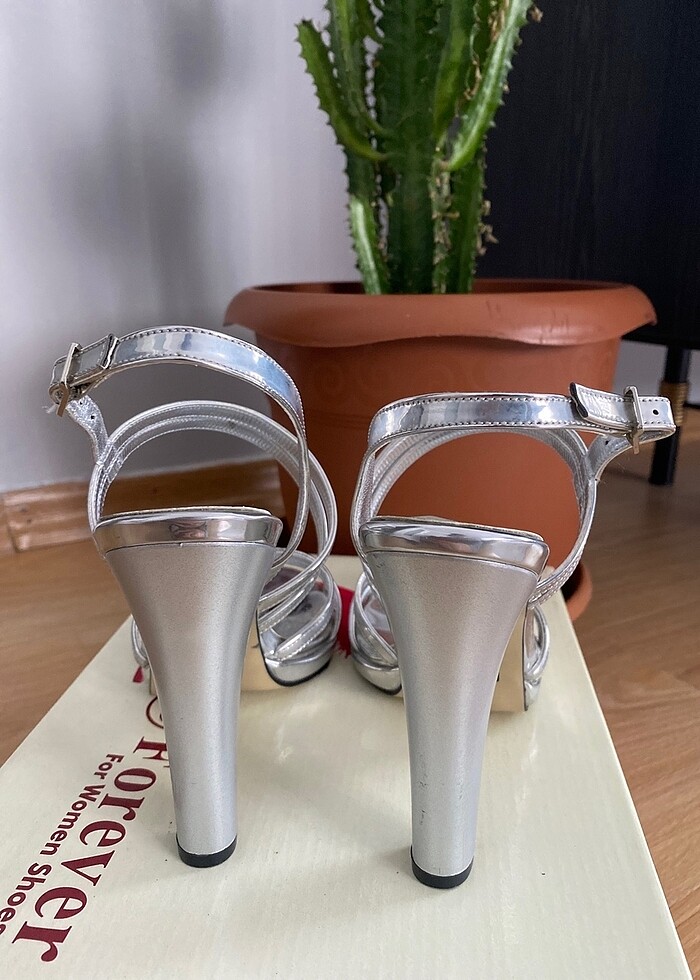 Gümüş topuklu ayakkabı - Görsel 3