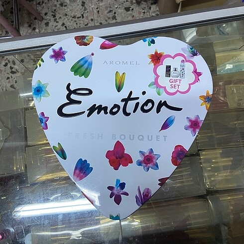 Beden Emotion Fresh Bouquet Edt 50ml + Deo + Far Seti. AROMEL