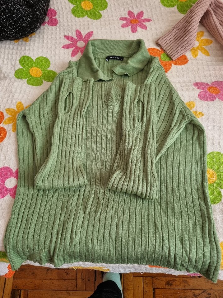 Yeşil V Yakalı Uzun Kollu Triko Kazak - Görsel 4