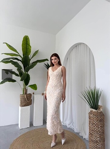 Gül detaylı işlemeli yırtmaçlı elbise