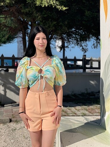 Quzu Pens detaylı somon rengi yüksek bel şort