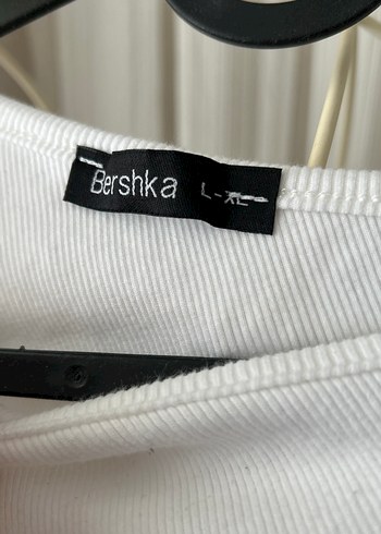 Bershka Beyaz Uzun Kollu Kısa Kesim Bluz