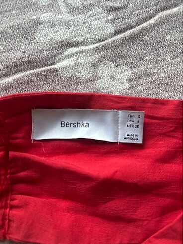 s Beden Sırt dekolteli Bershka yelek bluz