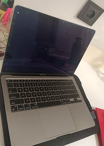 Gri Apple MacBook Dizüstü Bilgisayar - Görsel 2