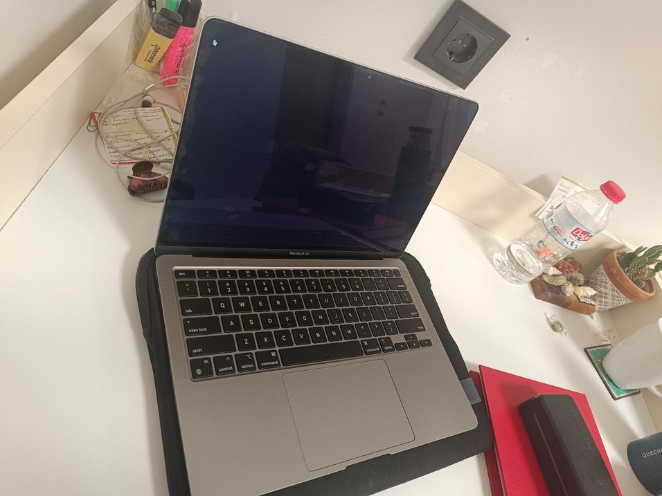 Gri Apple MacBook Dizüstü Bilgisayar - Görsel 2