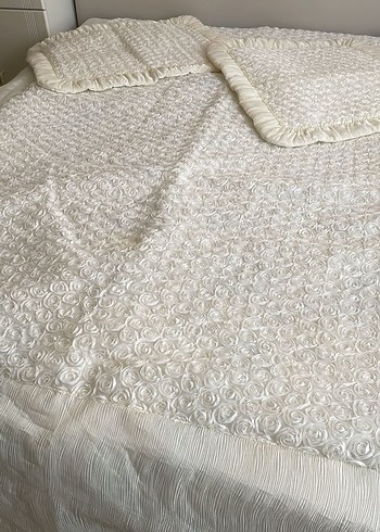 İşlemeli Parlak Beyaz Yatak Örtüsü - Görsel 4