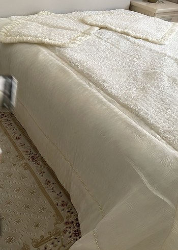 İşlemeli Parlak Beyaz Yatak Örtüsü - Görsel 3