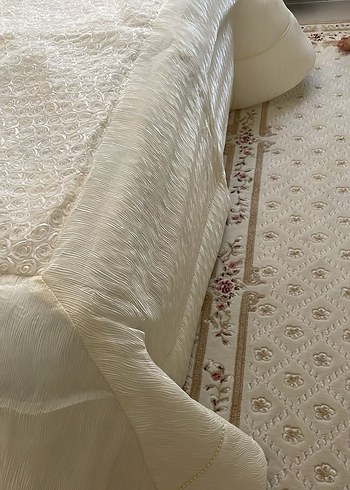 İşlemeli Parlak Beyaz Yatak Örtüsü - Görsel 2