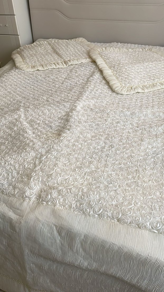 İşlemeli Parlak Beyaz Yatak Örtüsü - Görsel 4