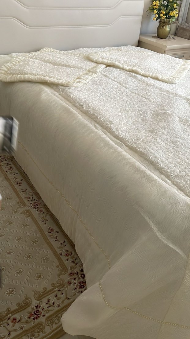 İşlemeli Parlak Beyaz Yatak Örtüsü - Görsel 3