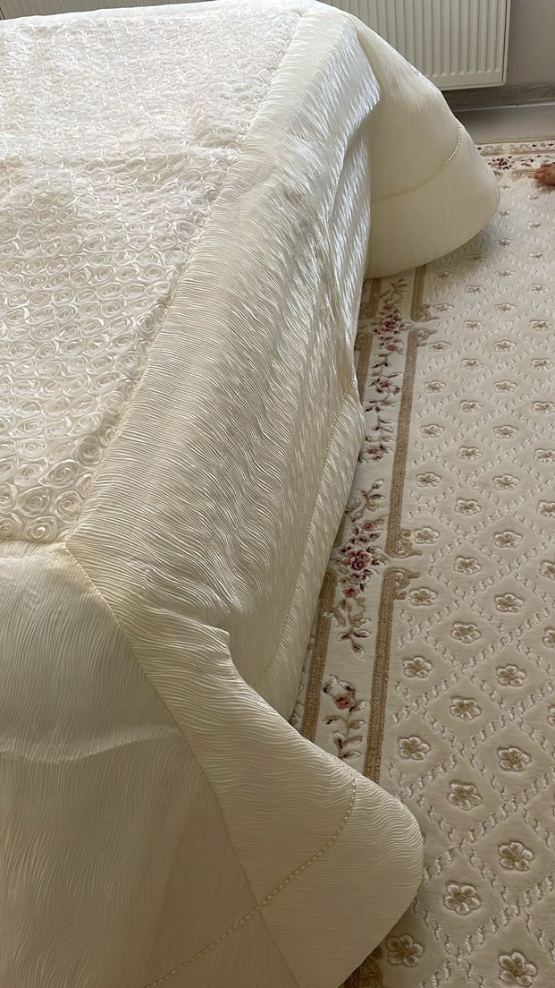 İşlemeli Parlak Beyaz Yatak Örtüsü - Görsel 2