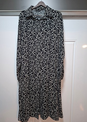 Zincir Detaylı Siyah Desenli viskon tuniktir. - Görsel 2