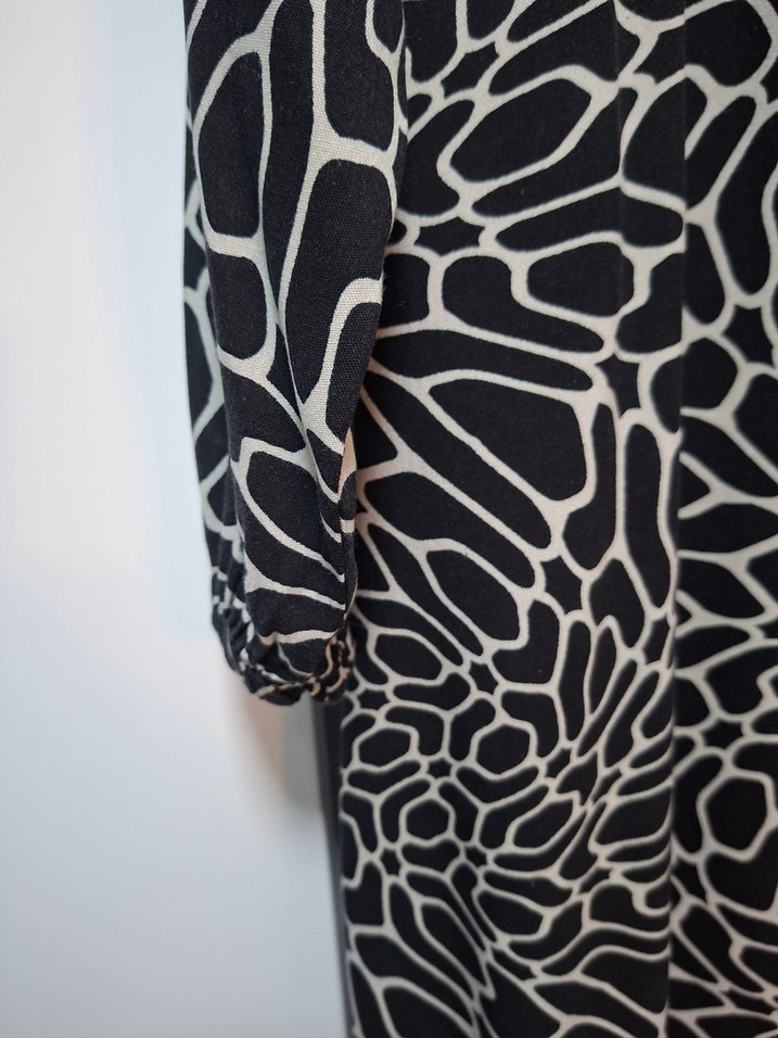 Zincir Detaylı Siyah Desenli viskon tuniktir. - Görsel 4