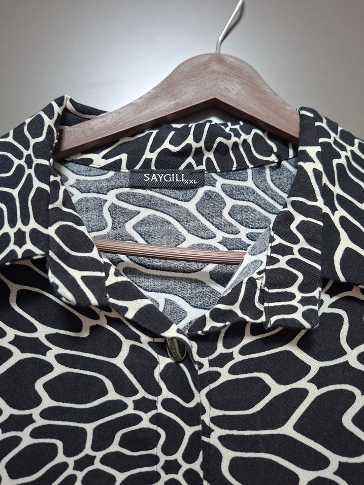 Zincir Detaylı Siyah Desenli viskon tuniktir. - Görsel 3