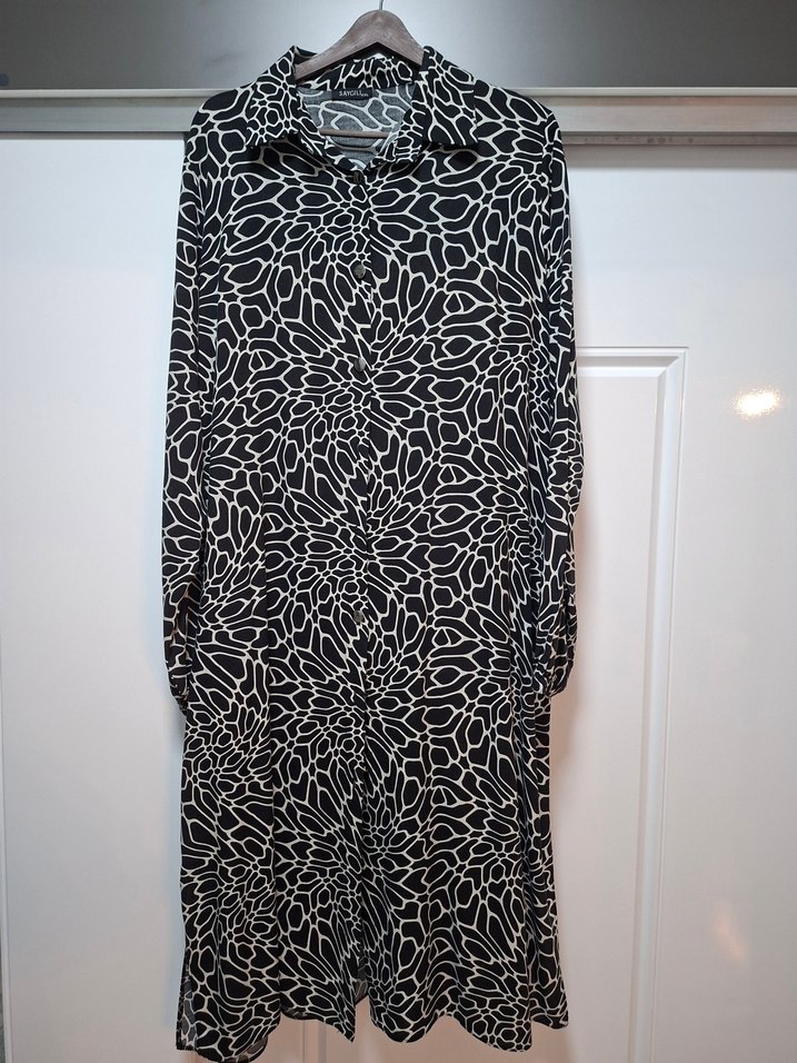 Zincir Detaylı Siyah Desenli viskon tuniktir. - Görsel 2