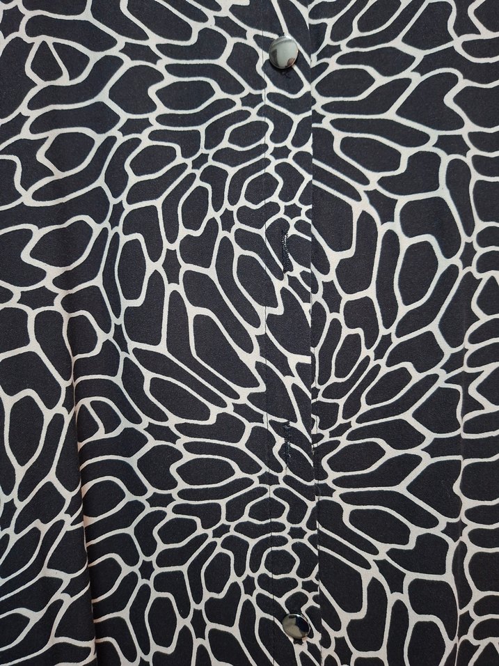 Zincir Detaylı Siyah Desenli viskon tuniktir. - Görsel 5