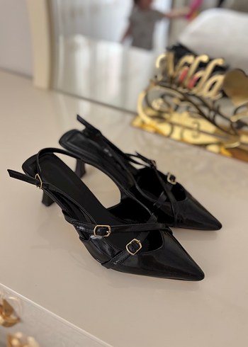 Çift bantlı Toka detaylı siyah Stiletto