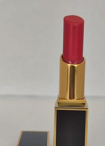 Beden Tom Ford satin mat ruj no 32 Scarlett rouge