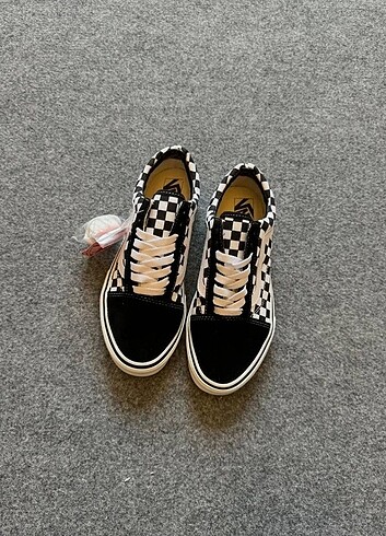 37 Beden siyah Renk Vans old Skool damalı 36-40 arası numaralari mevcuttur Kutulu