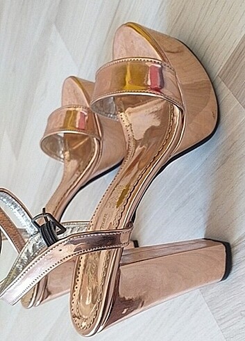Abiye ayakkabı bronz ayna model.