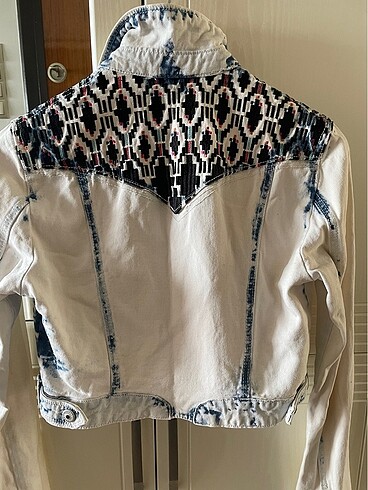 l Beden beyaz Renk Bershka Nakış İşlemeli Crop Denim Ceket