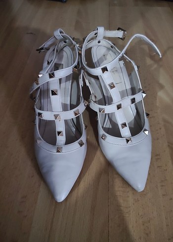 Beyaz Deri Perçinli Stiletto Kadın Ayakkabı