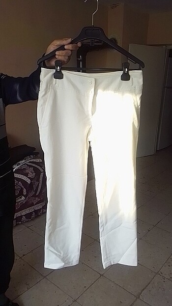 Beyaz renkte kumaş pantolon 