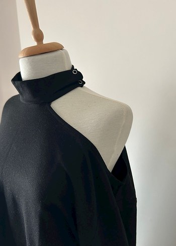 Siyah Tek Omuz Yüksek Yakalı Kadın Kazak - Görsel 2