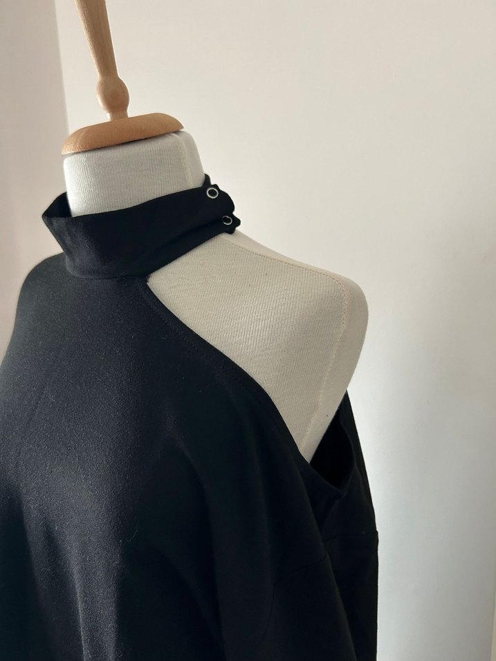 Siyah Tek Omuz Yüksek Yakalı Kadın Kazak - Görsel 2