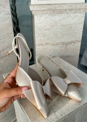 Fiyonklu Beyaz Stiletto Kadın Abiye Ayakkabı