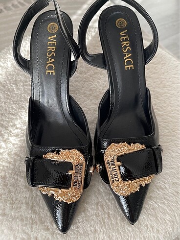 Versace Siyah Rugan Altın Kemerli Topuklu