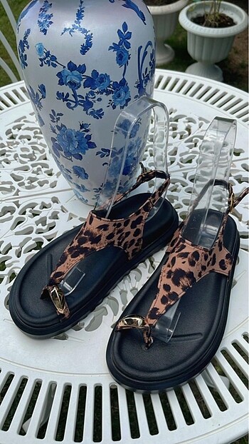 Diğer Leopar parmak arası sandalet