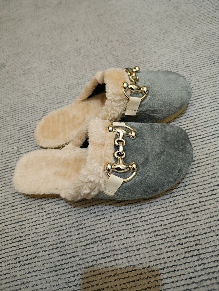 Gri Kadın Peluş Terlikler Tokalı - Görsel 2