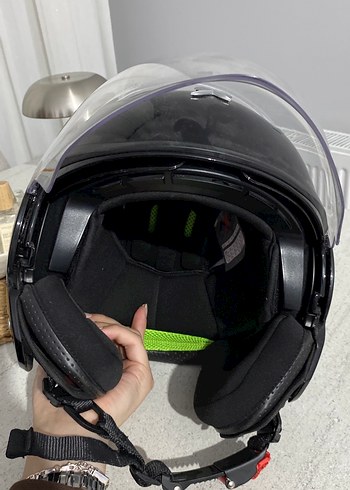 Parlak Siyah Camlı Motosiklet Kaskı - Görsel 6
