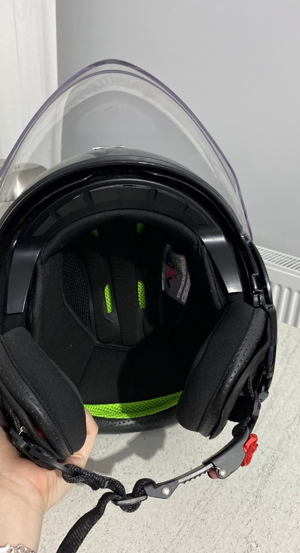 Parlak Siyah Camlı Motosiklet Kaskı - Görsel 4