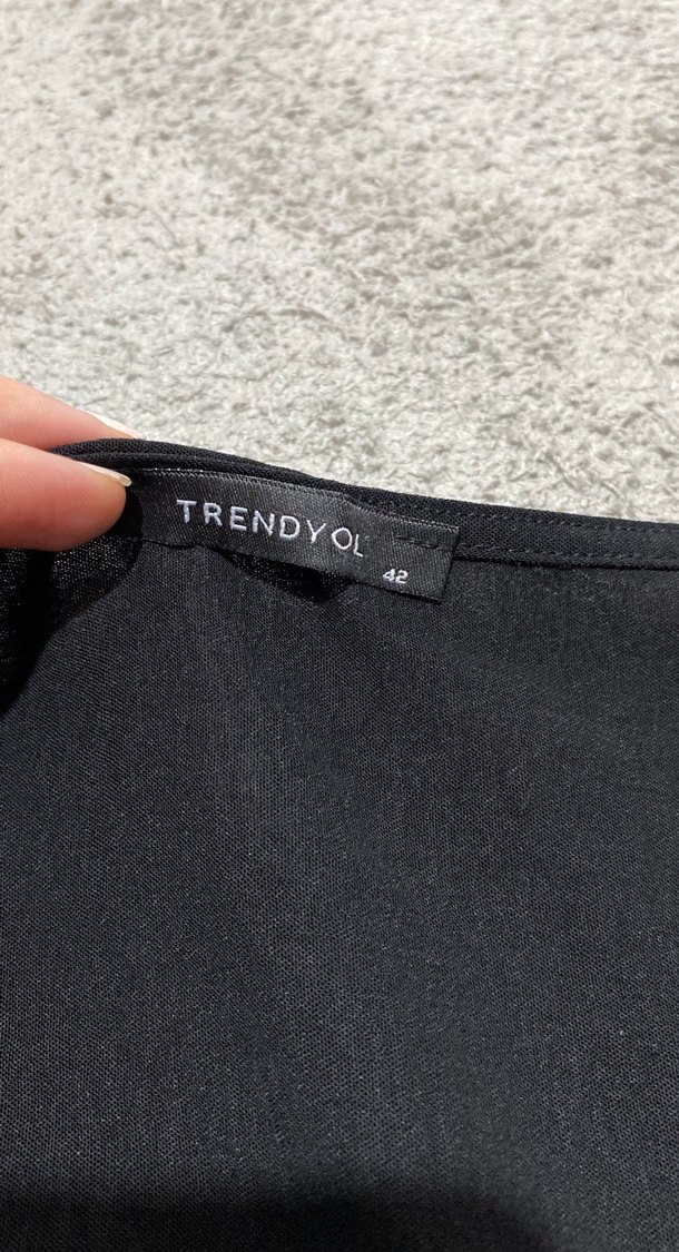 Siyah V Yaka Fırfırlı Midi Keten Elbise - Görsel 3