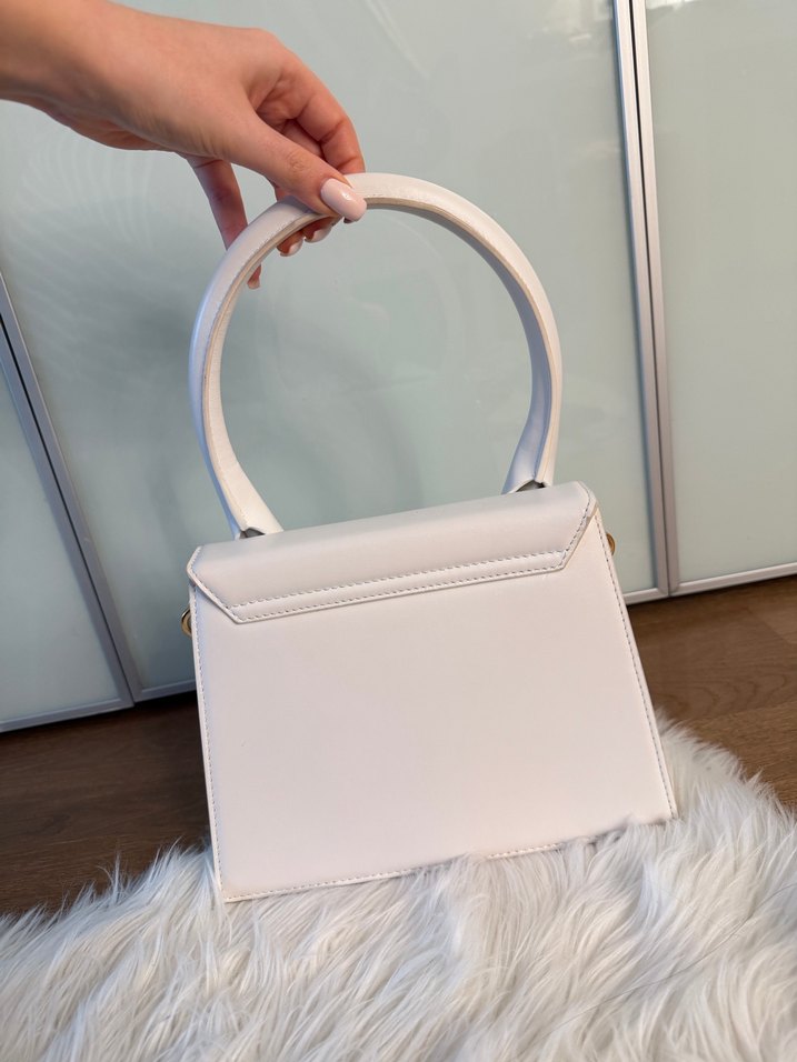 Jacquemus Beyaz Deri Minimalist Çanta - Görsel 3