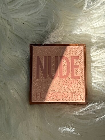Beden Huda beauty light palette