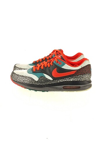 Nike Spor Ayakkabı %70 İndirimli.